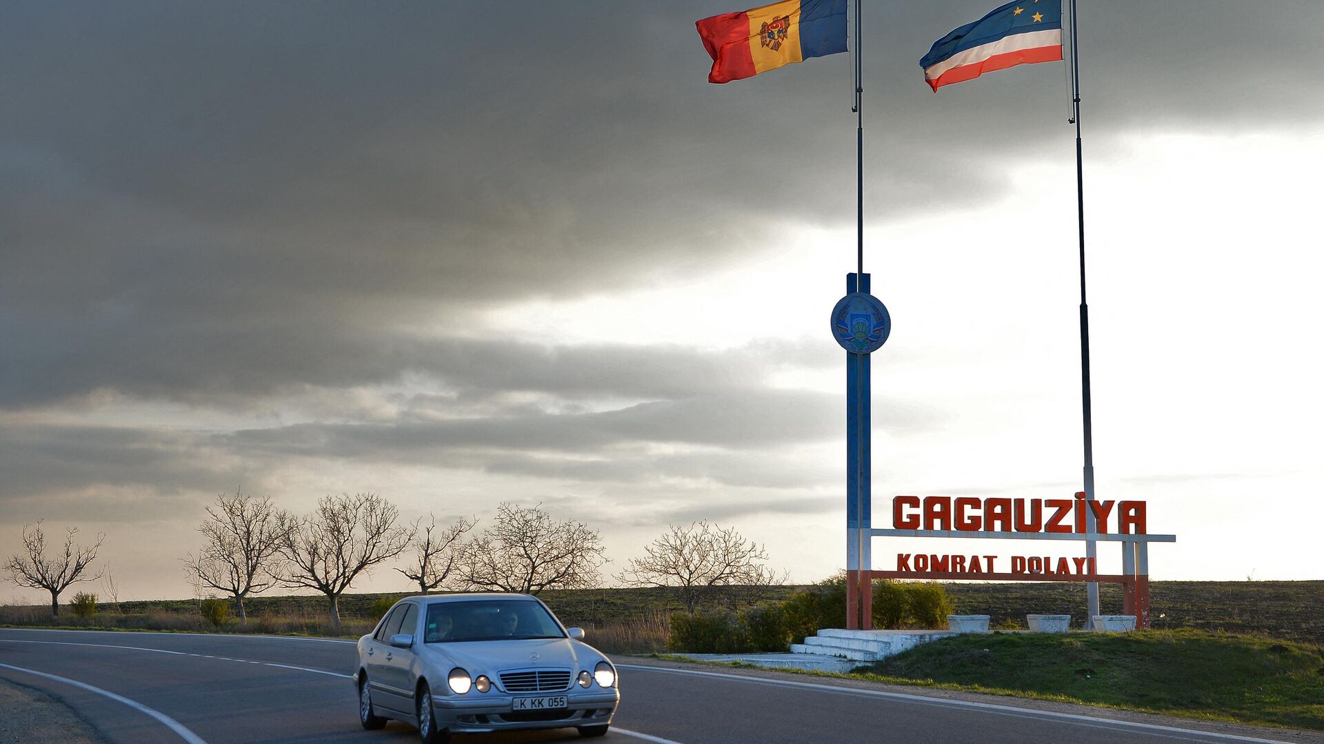 Флаги Молдавии и Гагаузии на въезде в Гагаузскую автономию - РИА Новости, 1920, 17.04.2023