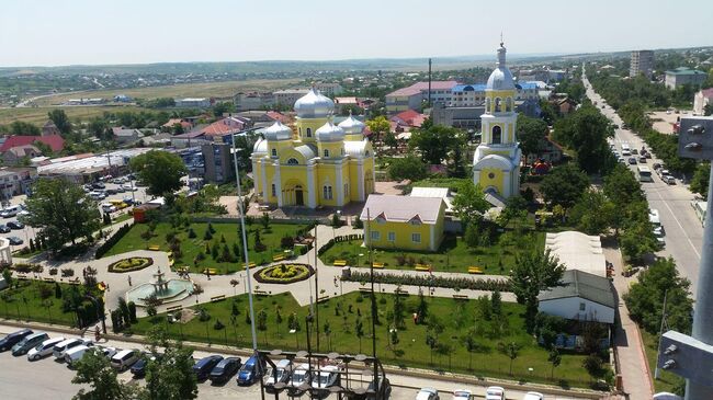 Вид с высоты на Собор Иоанна Крестителя в Комрате, Гагаузия