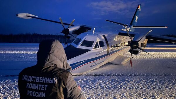 Самолет L-410 в целях выполнения учебно-тренировочного полета производил взлет с аэропорта Маган в г. Якутске. В процессе этого произошел надлом передней стойки шасси