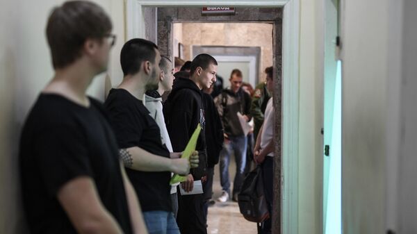 Молодые люди ждут своей очереди для прохождения призывной комиссии в военном комиссариате Симферополя