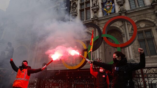 Участники акции против пенсионной реформы перед олимпийскими кольцами в Париже