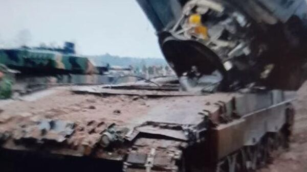 Танк Leopard 2A4 с оторванной башней. Скриншот из видео