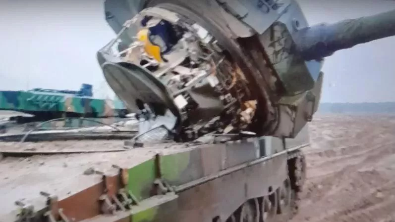 Танк Leopard 2A4 с оторванной башней. Скриншот видео - РИА Новости, 1920, 18.04.2023