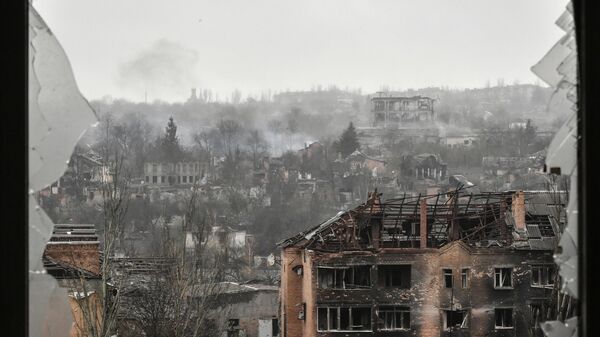 Вид из окна дома на район Артемовска, в котором идет бой
