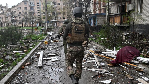 Бойцы ЧВК Вагнер обследуют дома в центре Артемовска
