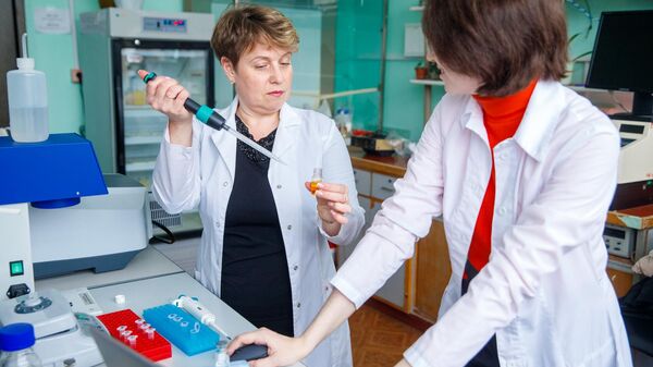 Ученые СФУ и Института биофизики СО РАН Елена Есимбекова и Валерия Калябина работают в лаборатории биолюминесцентных биотехнологий