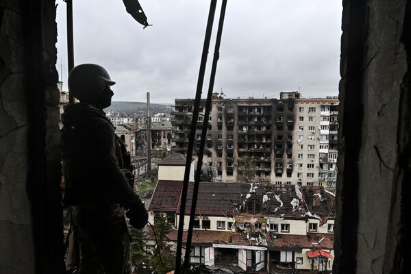 Боец ЧВК Вагнер осматривает разрушенный район Артемовска