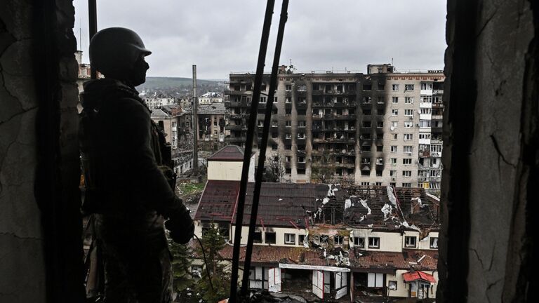 Боец ЧВК Вагнер осматривает разрушенный район Артемовска