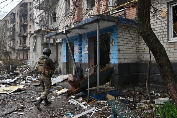 Боец ЧВК Вагнер осматривает дома в центре Артемовска