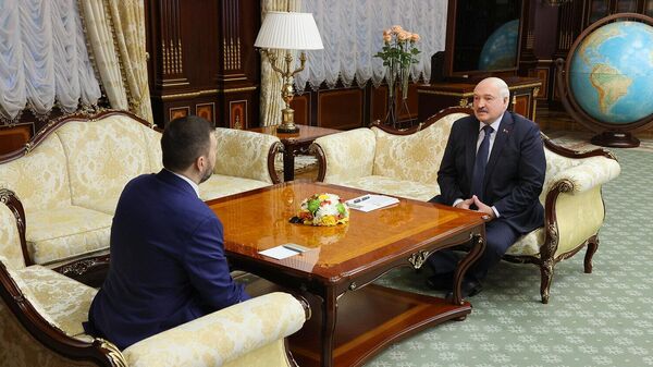 Президент Белоруссии Александр Лукашенко и врио главы ДНР Денис Пушилин во время встречи в Минске