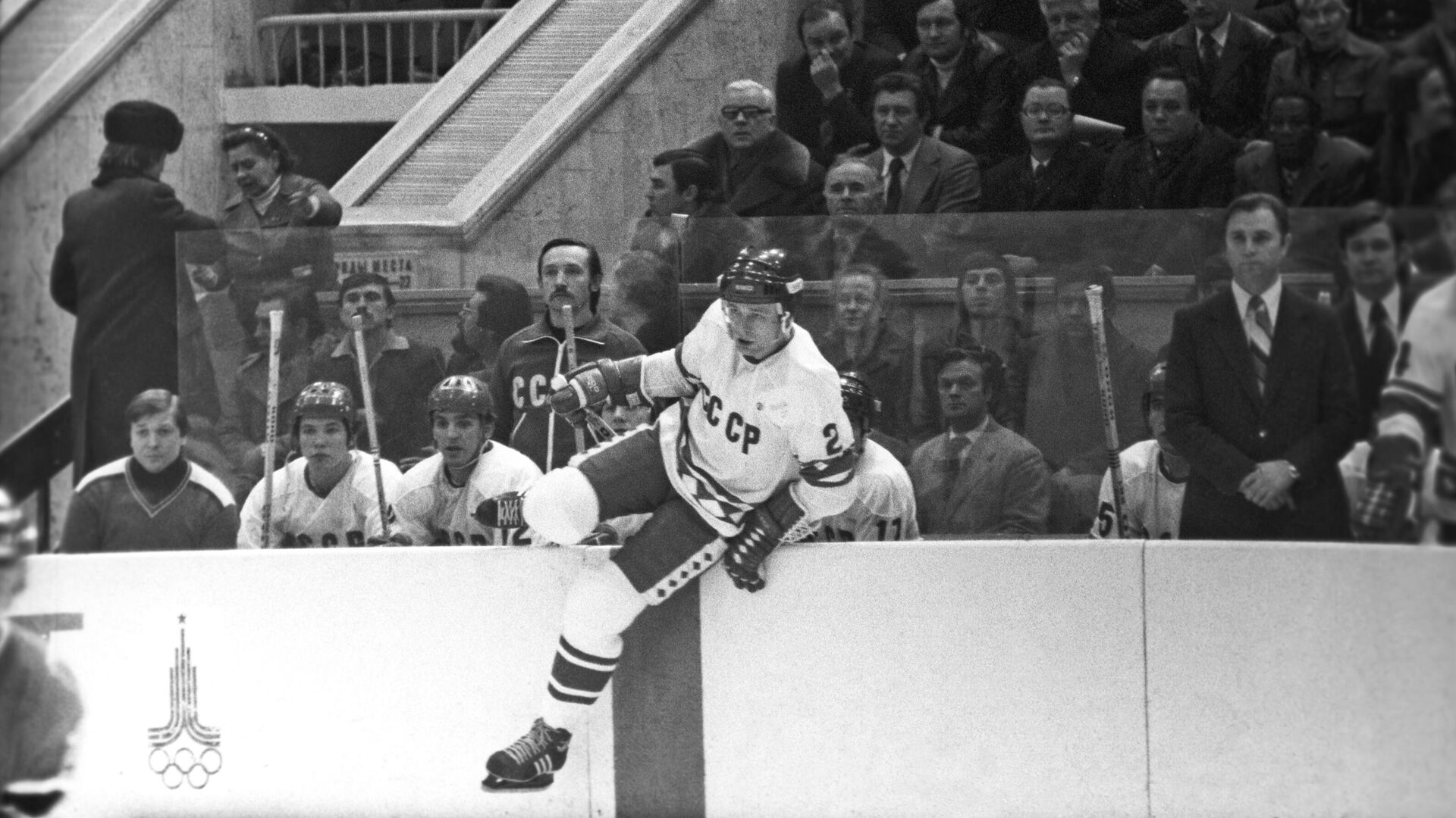 Международный турнир по хоккею с шайбой на приз газеты Известия. На лед выходит защитник сборной СССР Вячеслав Фетисов Международный турнир по хоккею с шайбой на приз газеты Известия. На лед выходит защитник сборной СССР Вячеслав Фетисов - РИА Новости, 1920