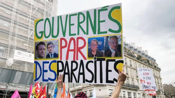 Участники акции протеста против пенсионной реформы на одной из улиц в Париже