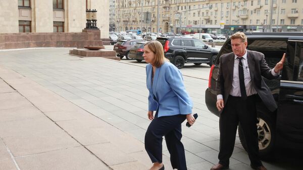 Посол США в России Линн Трейси у здания Министерства иностранных дел РФ. 18 апреля 2023