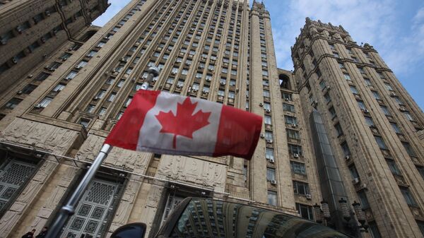 Флажок на автомобиле посла Канады в России у здания МИД РФ