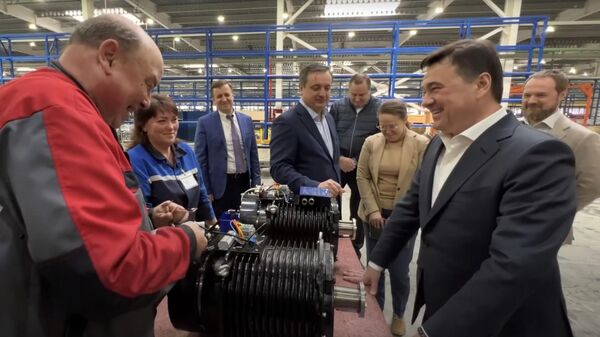 Воробьев посетил завод по производству лифтов в Серпухове