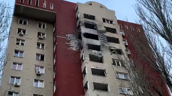 Многоэтажка в Донецке после прямого попадания американской ракеты