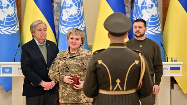 Генсек ООН Антониу Гутерреш и президент Украины Владимир Зеленский во время церемонии награждения женщин-военнослужащих в Киеве