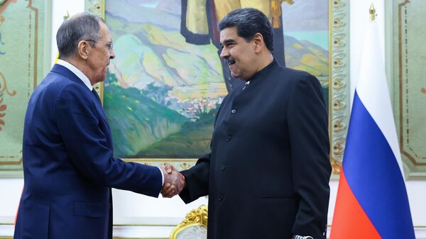 Министр иностранных дел РФ Сергей Лавров и президент Венесуэлы Николас Мадуро во время встречи в Каракасе