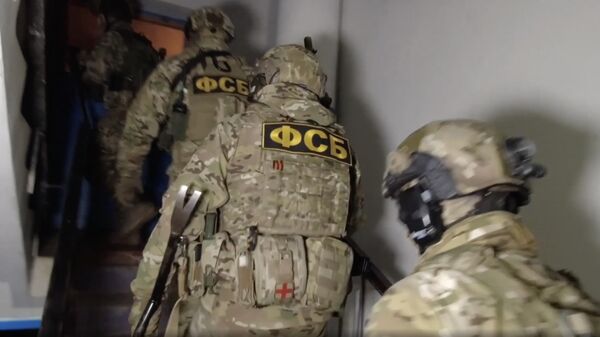 Сотрудники ФСБ во время задержания 
