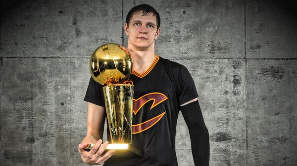 Баскетболист Тимофей Мозгов с трофеем НБА (Кубок Ларри О’Брайена)