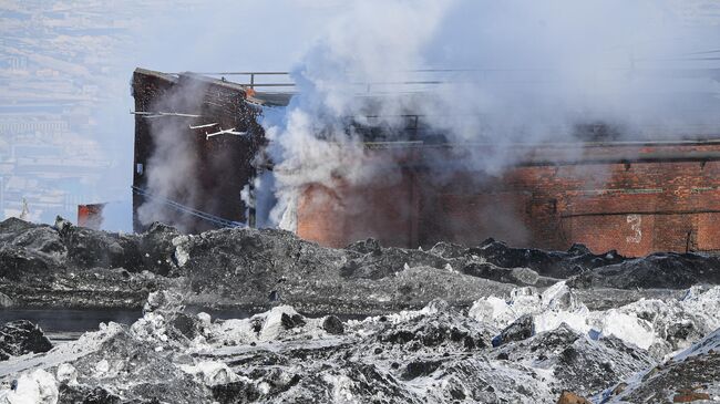 Здание на склоне карьера Медвежий ручей в Норильске