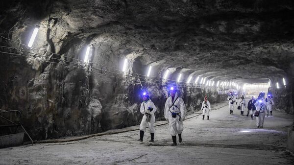 Участники экскурсии по учебному полигону шахты Ангидрит в Норильске
