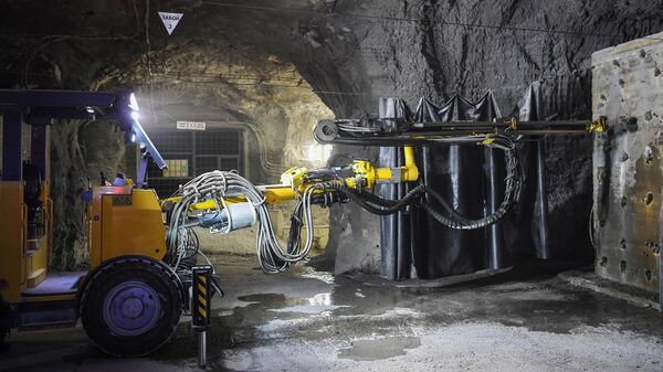 Самоходная бурильная установка (СБУ) на учебном полигоне шахты Ангидрит в Норильске