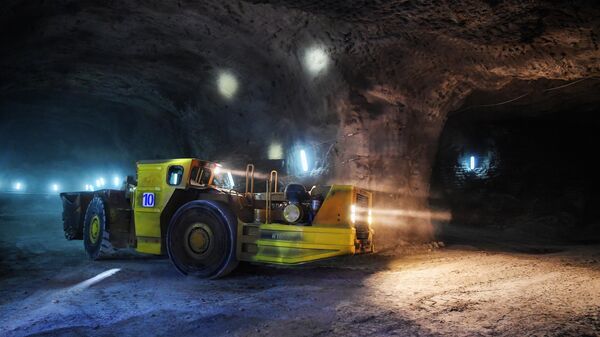 Подземная погрузочно-доставочная машина (грузоподъемность до двух тонн) на учебном полигоне шахты Ангидрит в Норильске