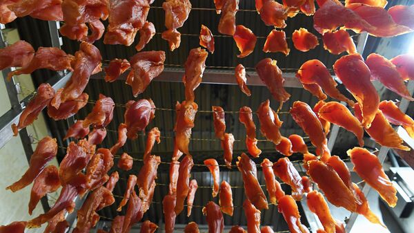Вяление мяса в одном из цехов Заполярного пищевого комбината в Норильске