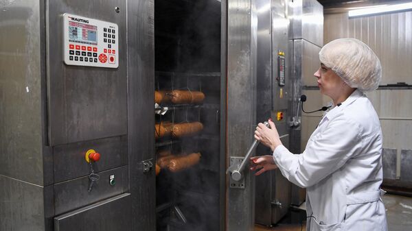 Сотрудница в одном из цехов Заполярного пищевого комбината в Норильске
