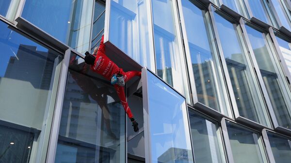 Ален Робер по прозвищу Человек-паук забрался на небоскрёб в деловом квартале Парижа 