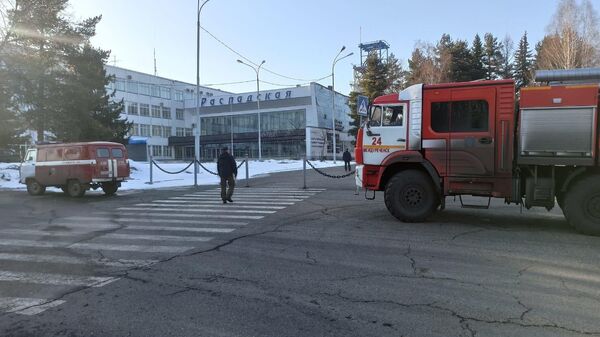 Автомобили МЧС у здания административно-бытового комплекса шахты Распадская. 19 апреля 2023