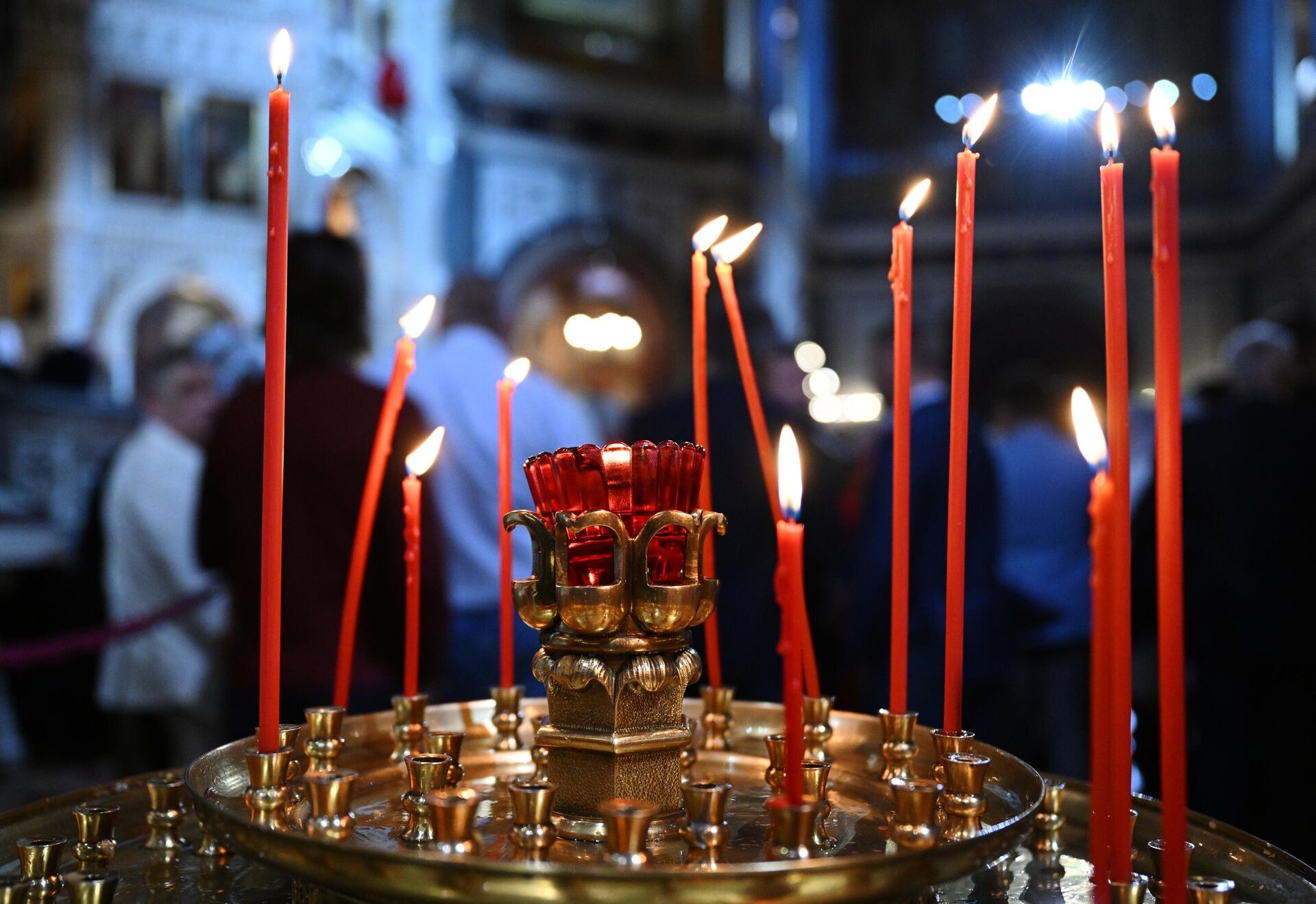 Свечи, зажженные прихожанами в храме Христа Спасителя перед началом богослужения  - РИА Новости, 1920, 19.04.2023