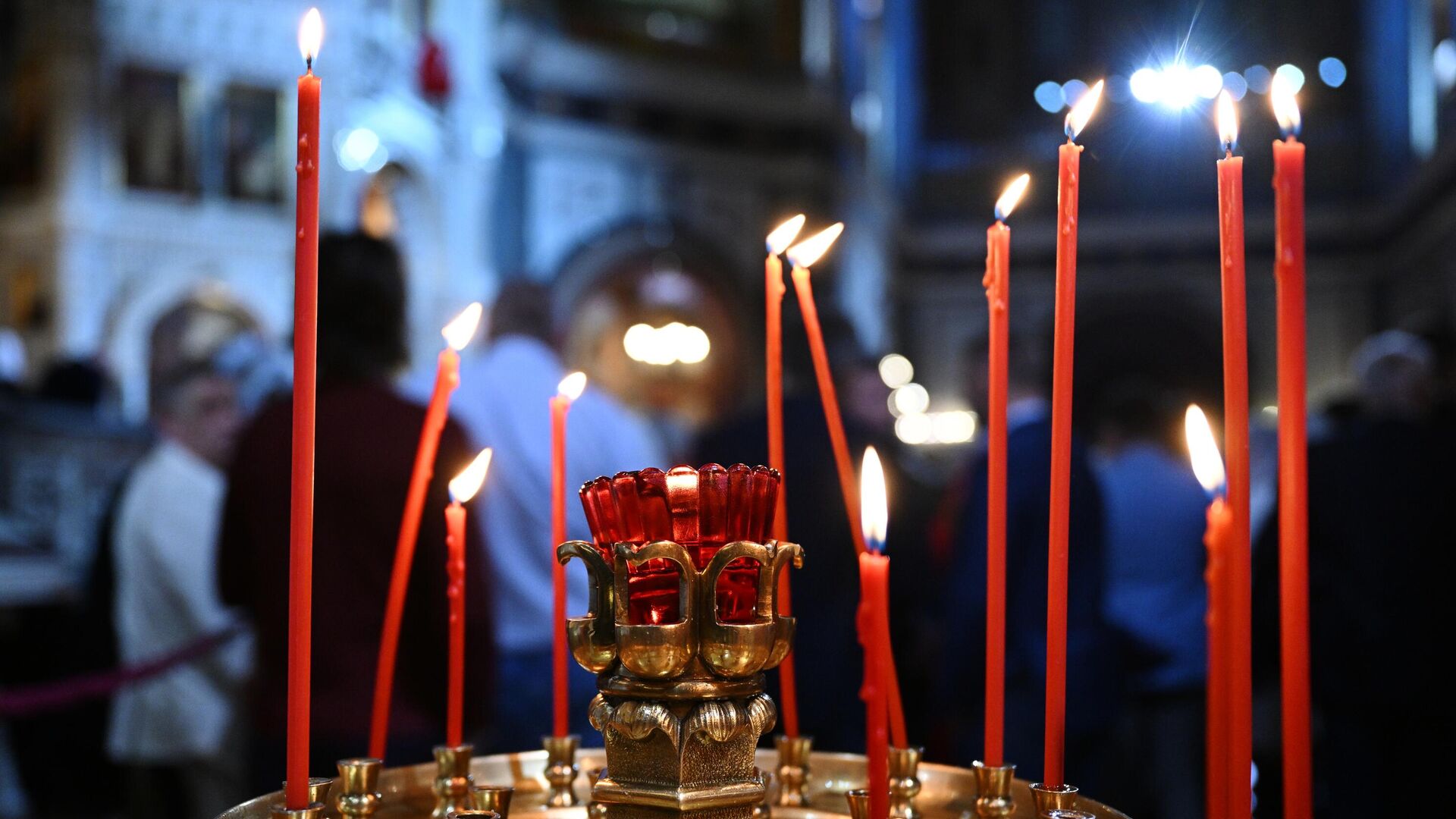 Свечи, зажженные прихожанами в храме Христа Спасителя перед началом богослужения  - РИА Новости, 1920, 04.05.2024