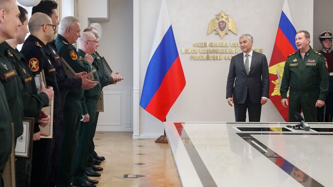 Председатель Государственной Думы Вячеслав Володин и директор Федеральной службы войск национальной гвардии РФ Виктор Золотов 