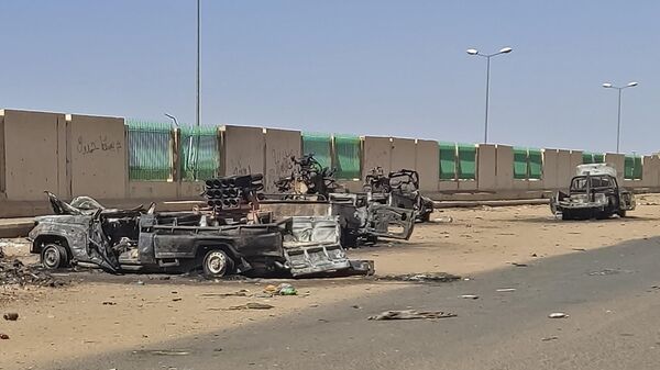 Уничтоженные автомобили на улице в Хартуме, Судан