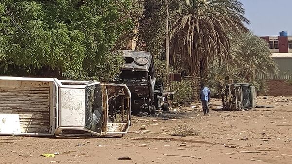 Уничтоженные автомобили возле штаб-квартиры RSF в Хартуме, Судан