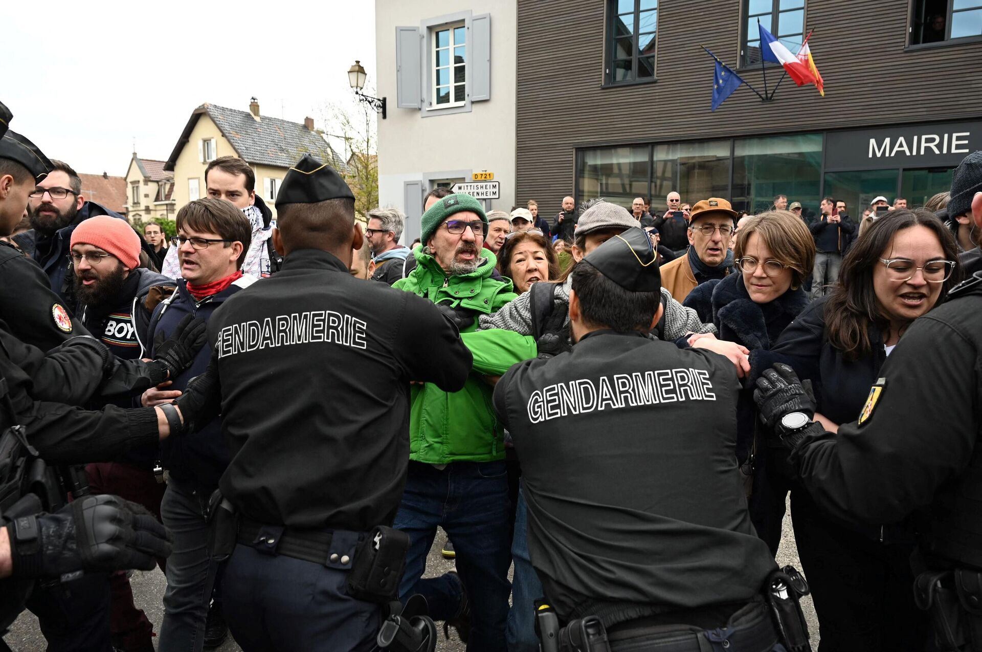 Акция протеста во время визита президента Франции Эммануэля Макрона в коммуну Мюттерсольц - РИА Новости, 1920, 20.04.2023