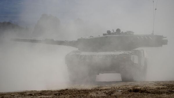 Украинские военнослужащие проходят обучение на боевых танках Leopard 2 в Сарагосе