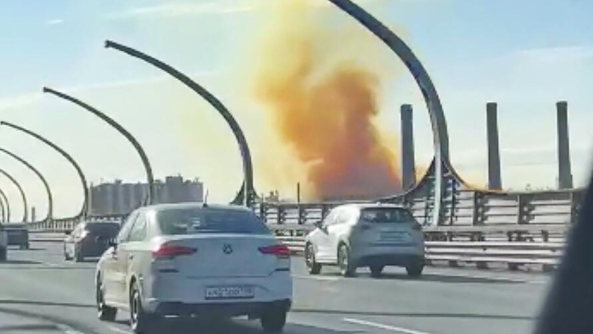 Рыжий дым над Кировским заводом в Санкт-Петербурге. Кадр видео очевидца - РИА Новости, 1920, 20.04.2023