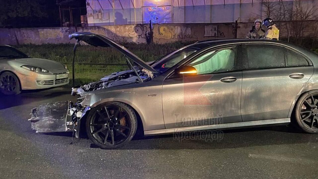 В Краснодаре 16-летний подросток на Mercedes протаранил несколько машин -  РИА Новости, 20.04.2023