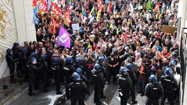 Сотрудники полиции и протестующие в коммуне Ганж на юге Франции