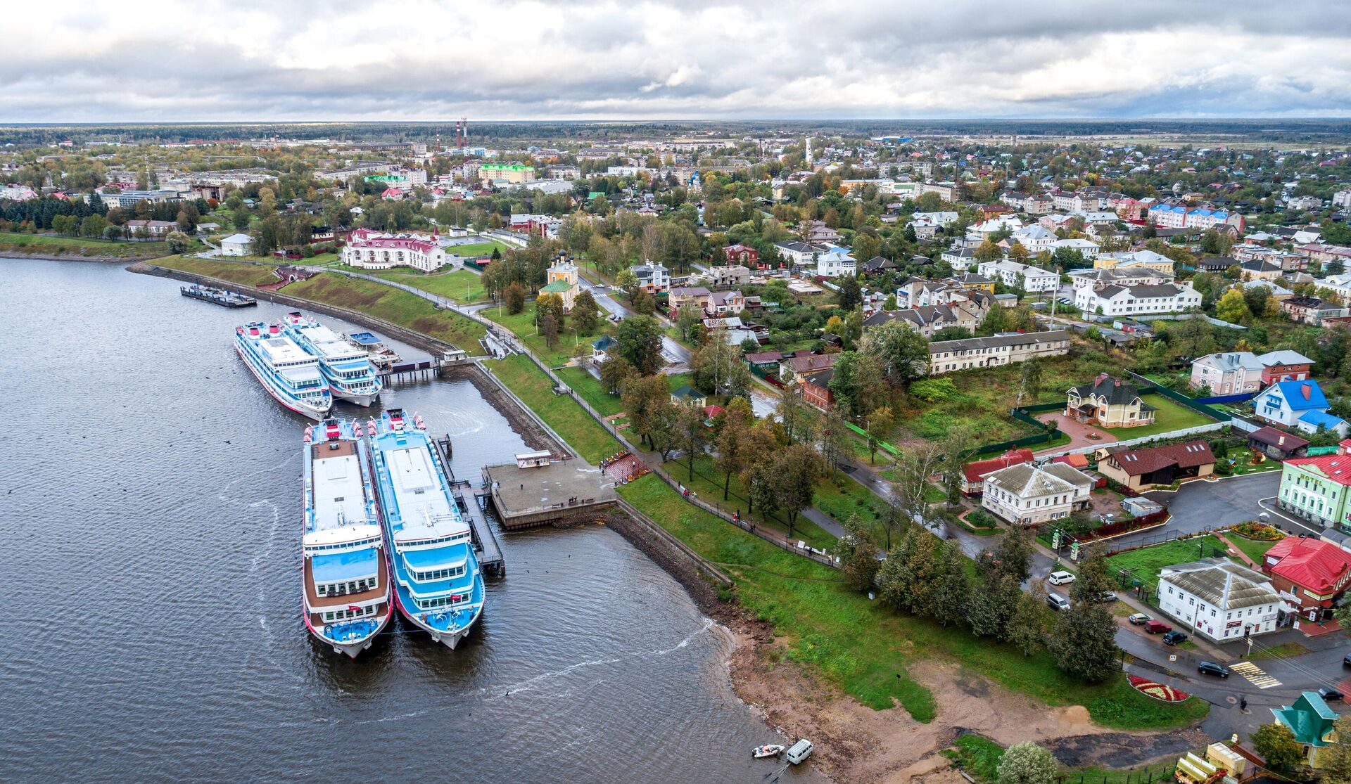 Туристические теплоходы у центрального городского причала города Угличе Ярославской области - РИА Новости, 1920, 20.04.2023