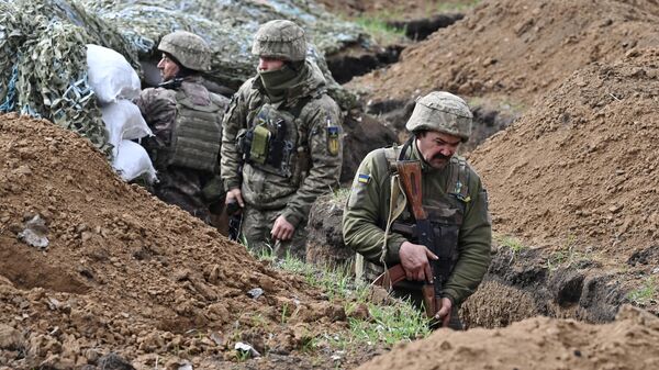 Украинские солдаты в окопе. Архивное фото