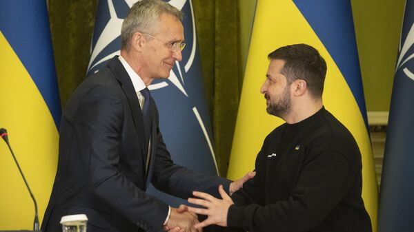 Генеральный секретарь НАТО Йенс Столтенберг и Владимир Зеленский во время встречи в Киеве