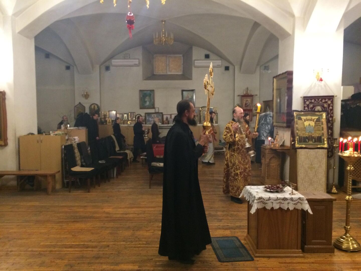 Все службы уже больше года проходят в подвале Все службы уже больше года проходят в подвале