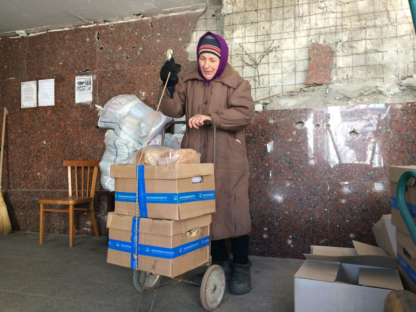 Жители получают гуманитарку в монастыре Жители получают гуманитарку в монастыре