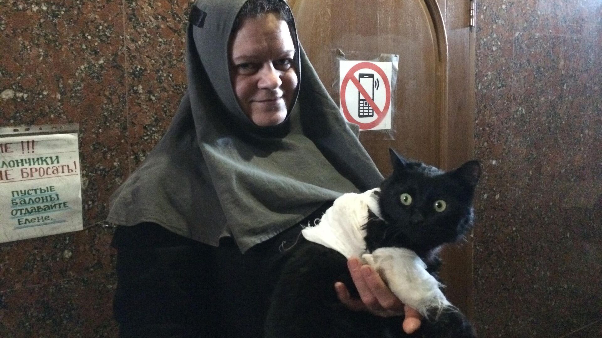 Монахиня Анисия и раненый кот Бумер - РИА Новости, 1920, 02.05.2023