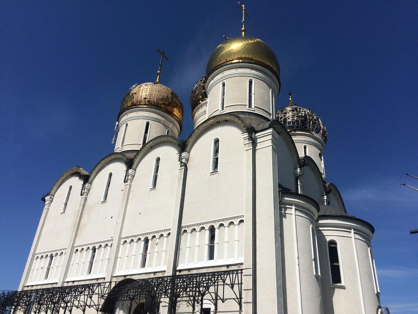 Успенский собор целый лишь с одной стороны Успенский собор целый лишь с одной стороны