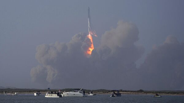 Старт ракеты-носителя SpaceX с ракетой Starship на космодроме в Бока-Чика, Техас 